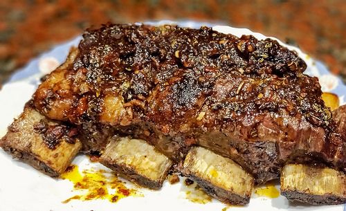 Asado en tira braseado en salsa de mostaza.